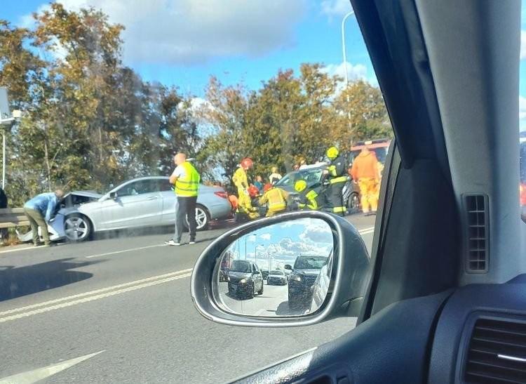 Wypadek na alei Karkonoskiej. Są ranni i utrudnienia w ruchu