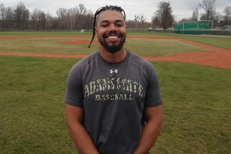 Amerykański trener prowadzi rekrutację do młodzieżowej drużyny baseballu