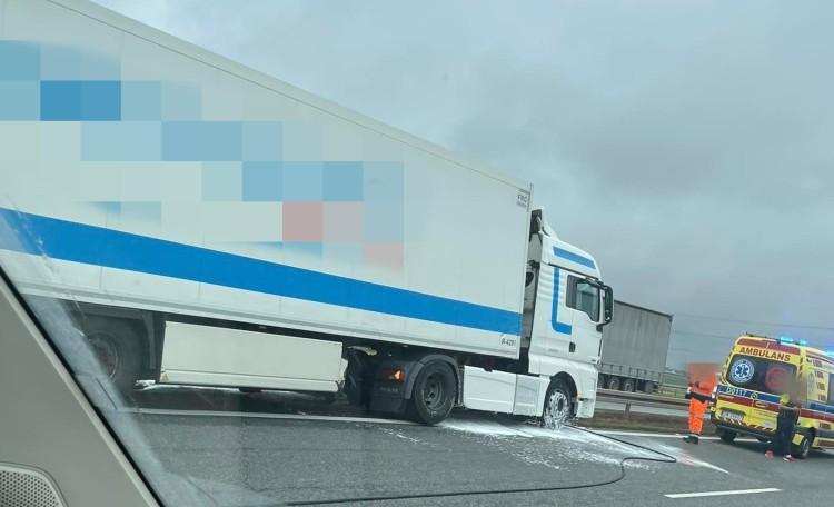 Tir zderzył się z osobówką na A4. Ranna jedna osoba