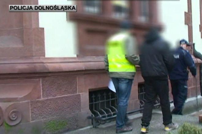 Brutalne zabójstwo młodej kobiety pod Wrocławiem. Jej zwłoki znaleziono w rowie. Co z mordercą?