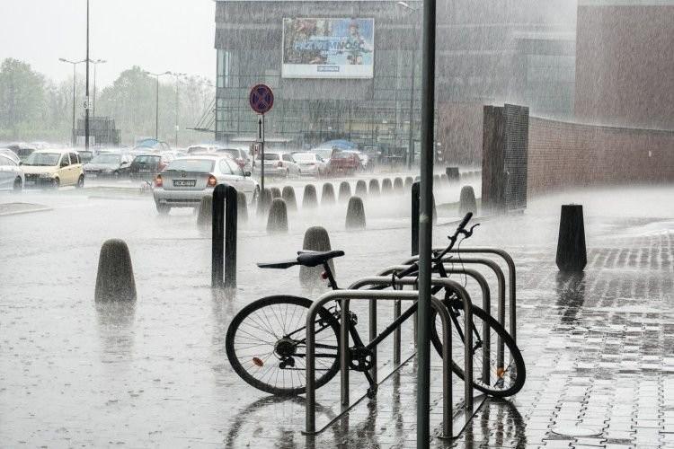 Ulewne deszcze przechodzą nad Wrocławiem. Kiedy przejaśnienie?