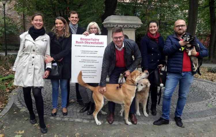 Michalak prezentuje postulaty dla właścicieli zwierząt. W tym wybiegi, „psie pakiety” i cmentarz pamięci