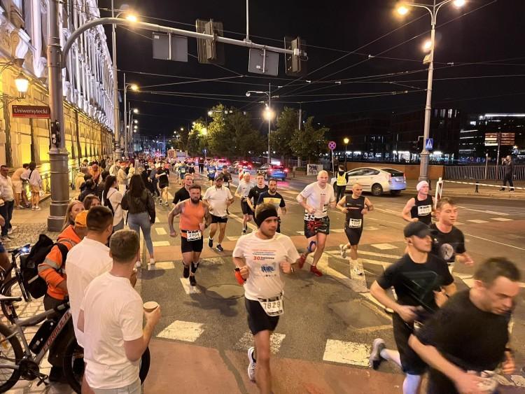 Nocny Półmaraton Wrocław 2023. Tysiące biegaczy i kibiców na trasie. Nowe zdjęcia!