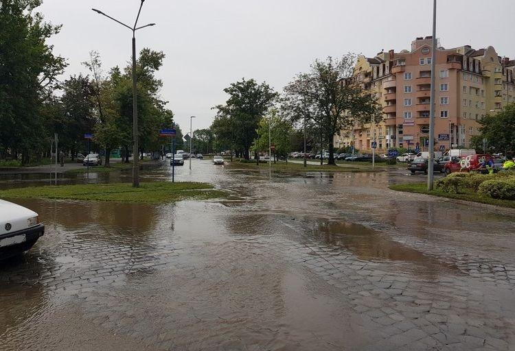 Spora awaria wodociągowa na południu Wrocławia. Woda zalała ulicę [ZDJĘCIA]
