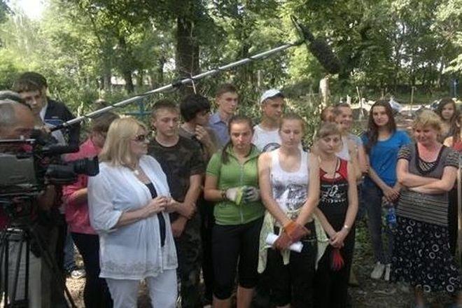 Katolicka młodzież z Wrocławia porządkuje groby na Ukrainie