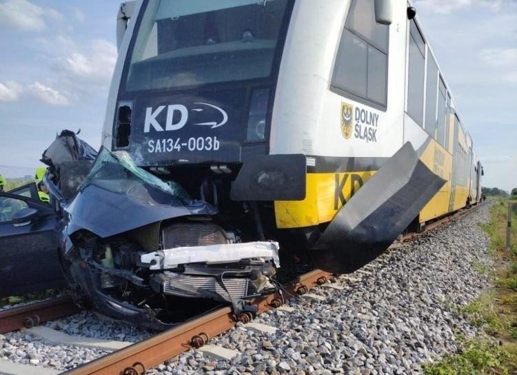 Pociąg zgniótł auto pod Wrocławiem. Kierowca nie żyje, trwa naprawa torów [ZDJĘCIA]
