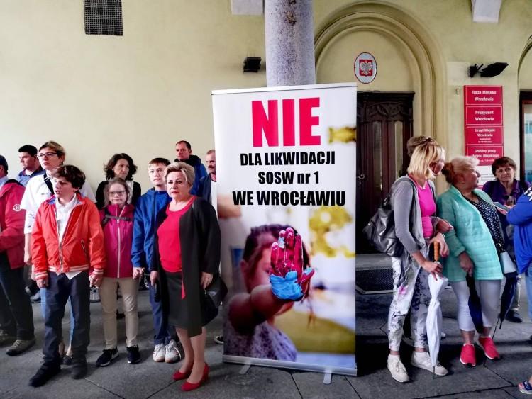 Niepełnosprawne dzieci w fatalnych warunkach. Protest rodziców przed Ratuszem [ZDJĘCIA, WIDEO]
