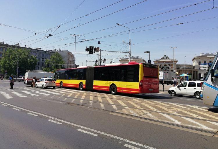 Autobus zepsuł się na torowisku. Tramwaje kursowały objazdem [ZDJĘCIA]