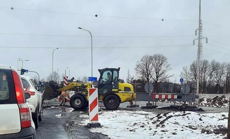 Grzęzawisko i korek na Kosmonautów. Sypie się łącznik pomiędzy jezdniami