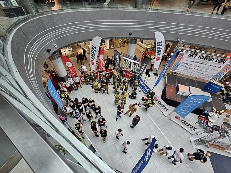 Sky Tower Run. Wyścig na szczyt najwyższego budynku we Wrocławiu [ZDJĘCIA]