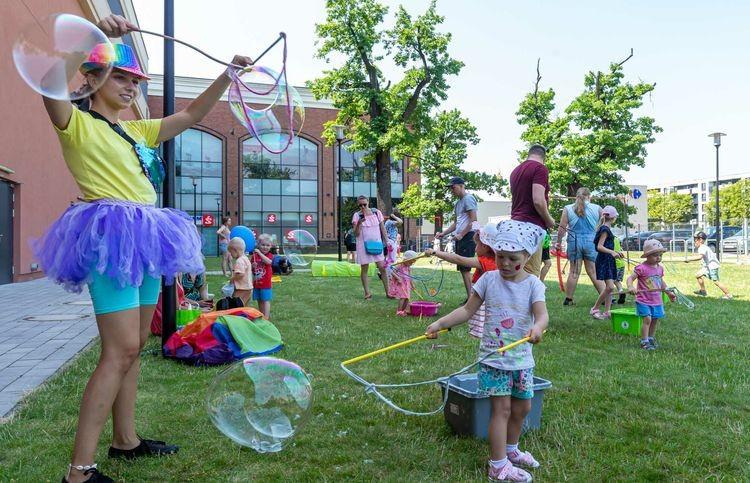 Piknik rodzinny, gigantyczne kolorowanki, pokazy baniek i bezpłatny spektakl dla dzieci