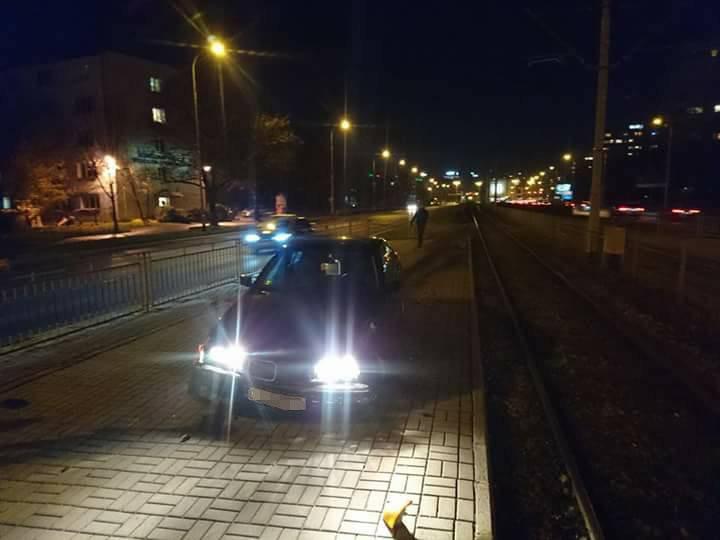 Nocna kolizja na Legnickiej. Kierowca wjechał w przystanek i porzucił auto [ZDJĘCIA]