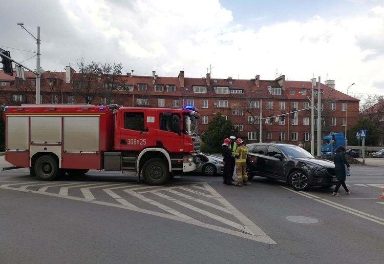 Jadący na akcję wóz strażacki zderzył się z samochodem [ZDJĘCIA]