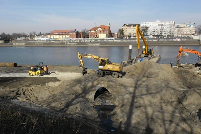 Ścieżka rowerowa pod mostami Warszawskimi prawie gotowa. Powinni zdążyć do końca maja [FOTO]