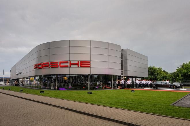 Największy w Polsce salon Porsche otwarto przy Karkonoskiej. Jest tam spa dla samochodów