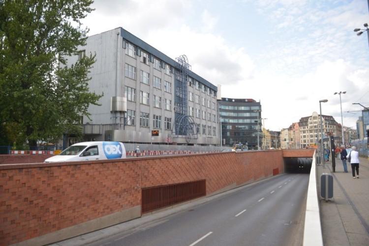 Ruszyła rozbiórka biurowca PZU przy Oławskiej [ZDJĘCIA]