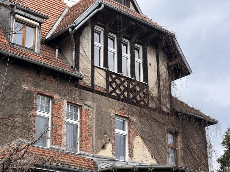 Wrocław: Zabytkowe wille i pałacyki się sypią. Czekamy, aż i one kiedyś runą?