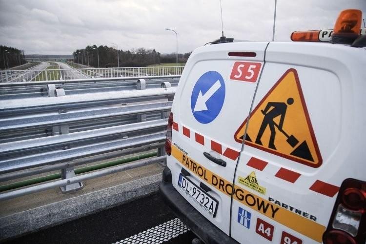 Wrocław: Wolniej na łączniku AOW z drogą S5. Naprawiają bariery po wypadku