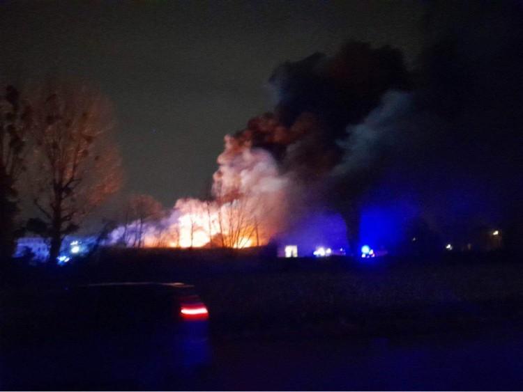 Duży pożar w Kiełczowie. Wójt: Zamknijcie okna, nie wychodźcie z domów. Straż uspokaja [ZDJĘCIA, FILMY]
