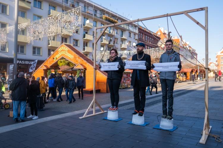 Szubienice na Świdnickiej. Szokujący happening tuż przy Jarmarku Bożonarodzeniowym [ZDJĘCIA]