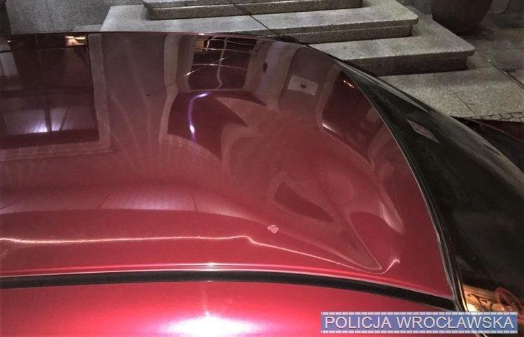 Incydent na Rynku. Pijany 30-latek przebiegł po masce i dachu auta [ZDJĘCIA]