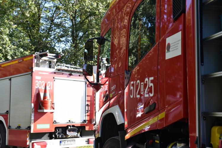 Pożar mieszkania na Jaracza. Kobieta ewakuowana z balkonu