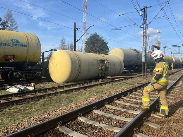 Wykoleił się pociąg z paliwem lotniczym. Ewakuowano ludzi z budynku