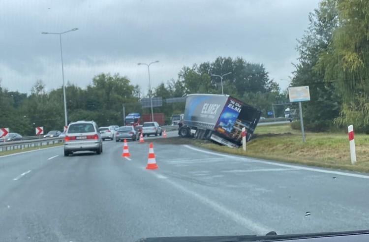 Tir wpadł do rowu, osobówka dachowała. Spore utrudnienia przy AOW