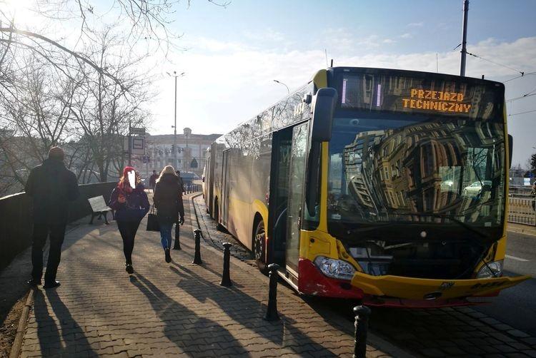 Wypadek autobusu MPK w centrum. Są ranni [ZDJĘCIA]