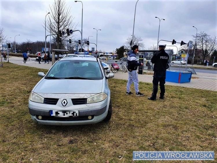 Wrocław: mężczyzna pomylił gaz z hamulcem i staranował chodnik [ZDJĘCIA]