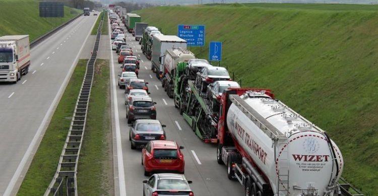 Ciężarówka najechała na tył osobówki na A4. Jedna osoba ranna