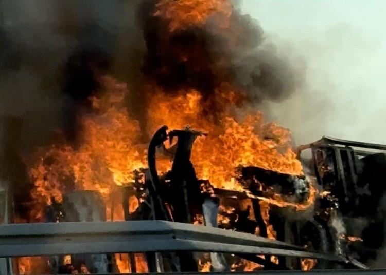 Autostrada A4: Ciężarówka przewróciła się i stanęła w płomieniach
