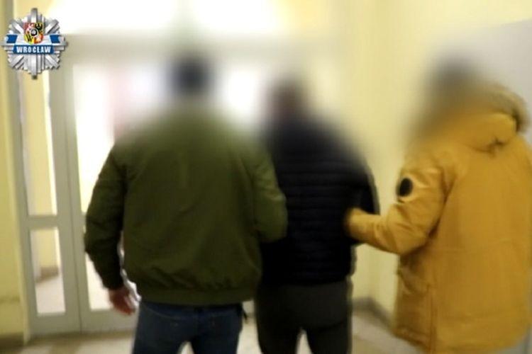 Wrocław: siedem lat więzienia za rozbój i kradzieże. Zobacz film z zatrzymania