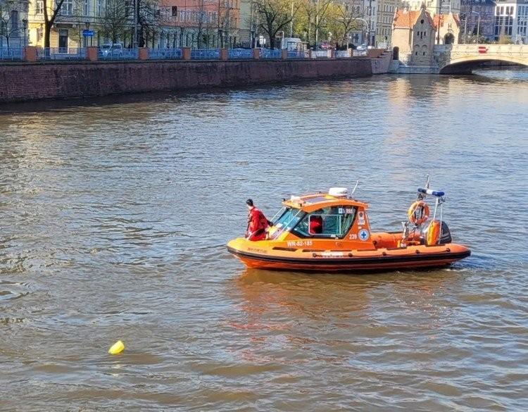 Wrocław: Mężczyzna pływał w fosie. 