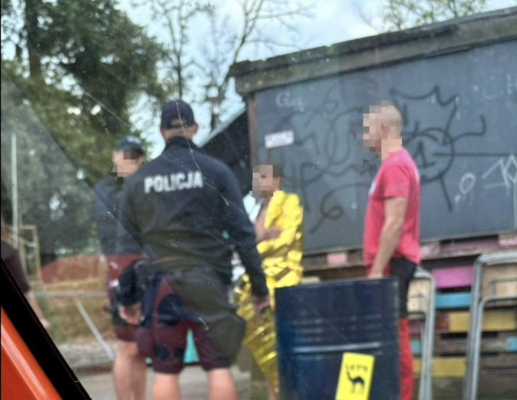 Wrocław: Pijany mężczyzna kąpał się w Odrze w centrum miasta