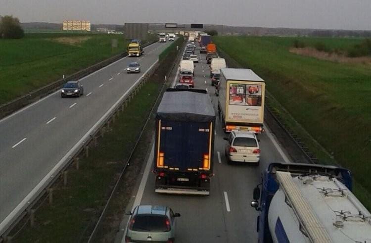 Korek na AOW i autostradzie A4. Trwają powroty ze świąt: gdzie jest najgorzej?
