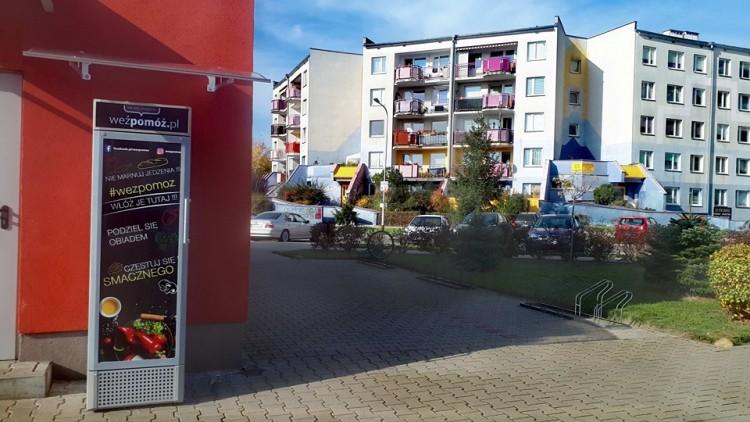 Kolejna lodówka społeczna. Tym razem na zachodzie miasta [ZDJĘCIA]