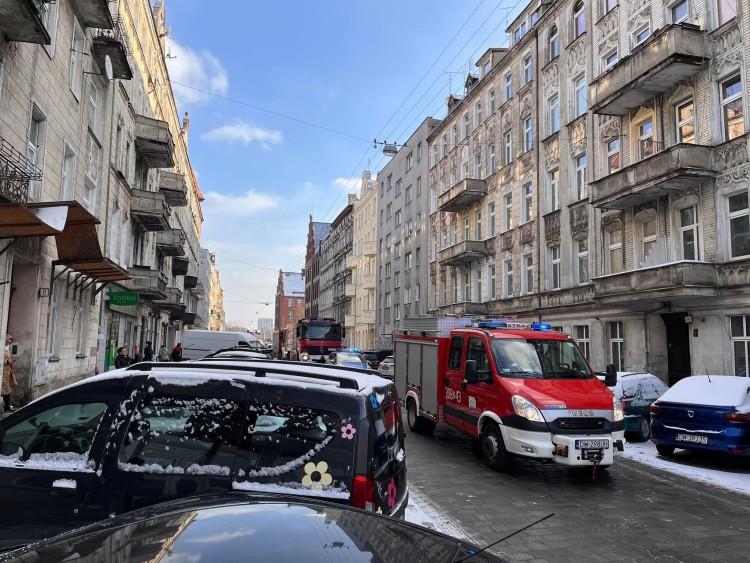 Wrocław: Pożar w kamienicy na Kleczkowie. Jedna osoba ranna [ZDJĘCIA]