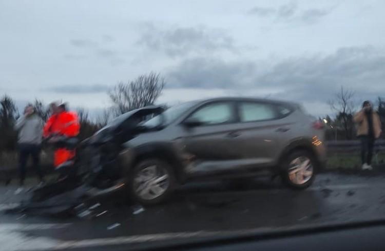 Wypadek na AOW. Rozbite auta blokują przejazd na węźle z drogą S5