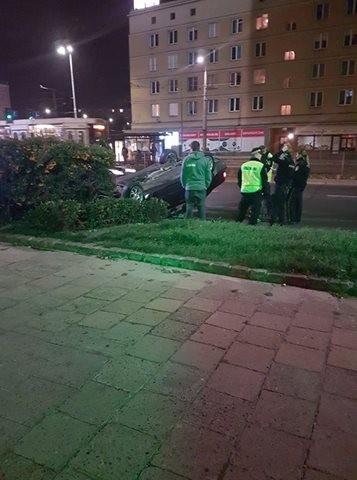 Nocne dachowanie w centrum Wrocławia [ZDJĘCIA]