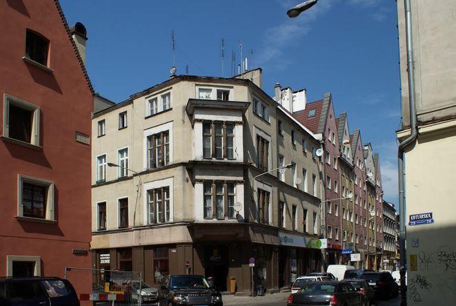 Za złe parkowanie mandat i demolka samochodu