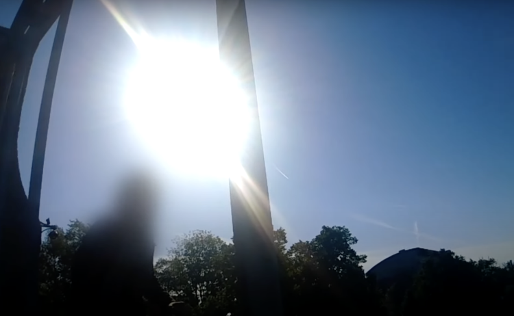 Mężczyzna siedział na moście Grunwaldzkim. Policjantom mówił, że 