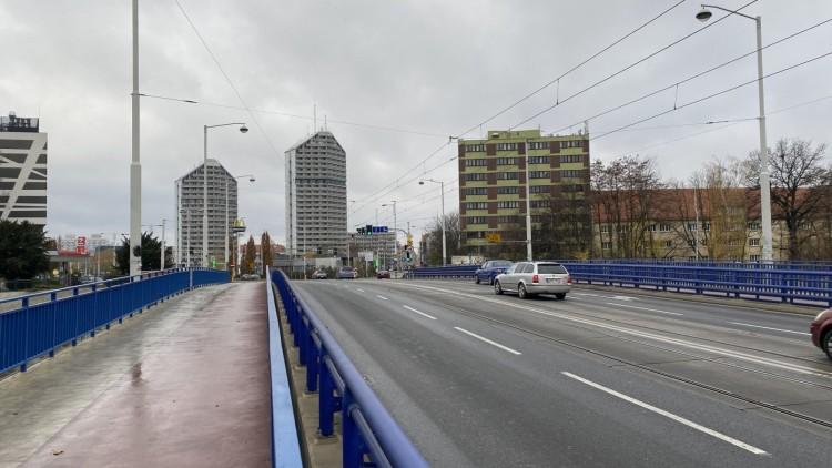 Młody człowiek próbował odebrać sobie życie, skacząc z Mostu Szczytnickiego do Odry