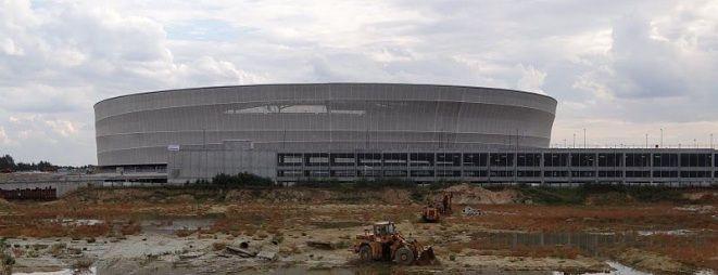 Firmy chcą od ponad 3 do 8,5 mln złotych za upiększenie dziury przy stadionie