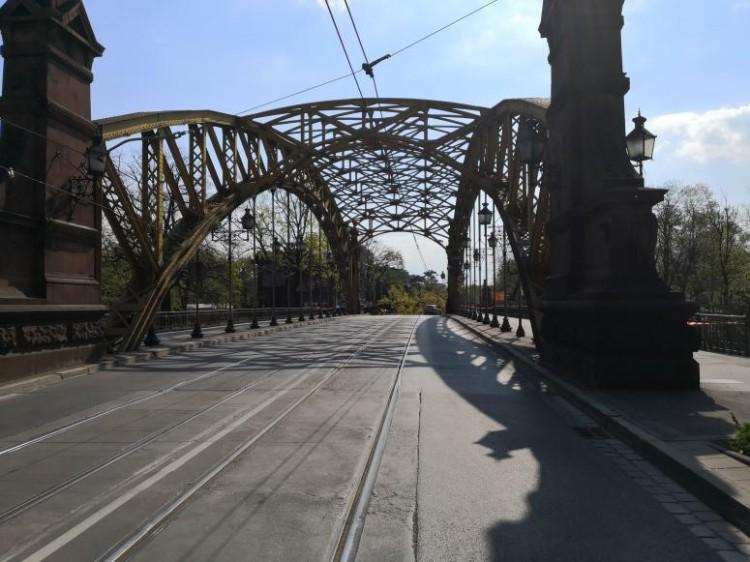 Utrudnienia w ruchu tramwajów i autobusów na moście i wiadukcie