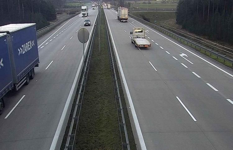 Wrocław: Pijany kierowca busa uderzył w tira na autostradzie A4. Długi korek