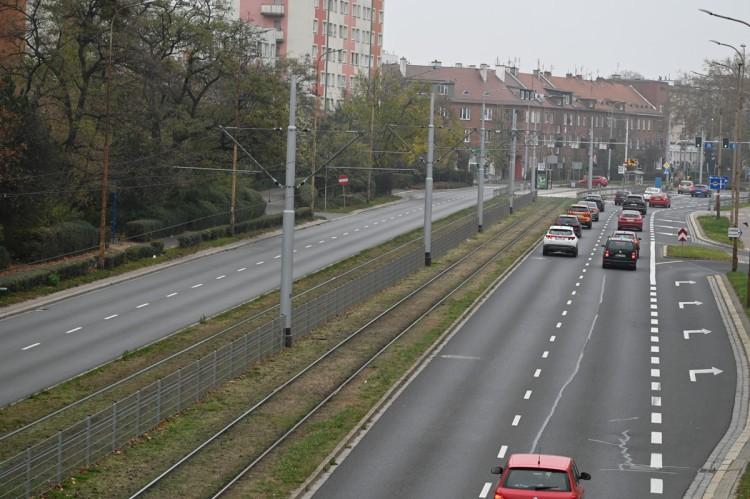 Miało być zielone torowisko, a tonie w kurzu!