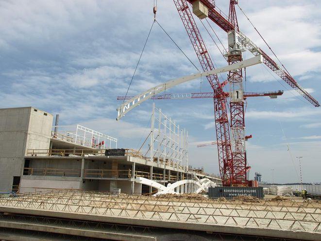 Budowa terminalu: już montują konstrukcję