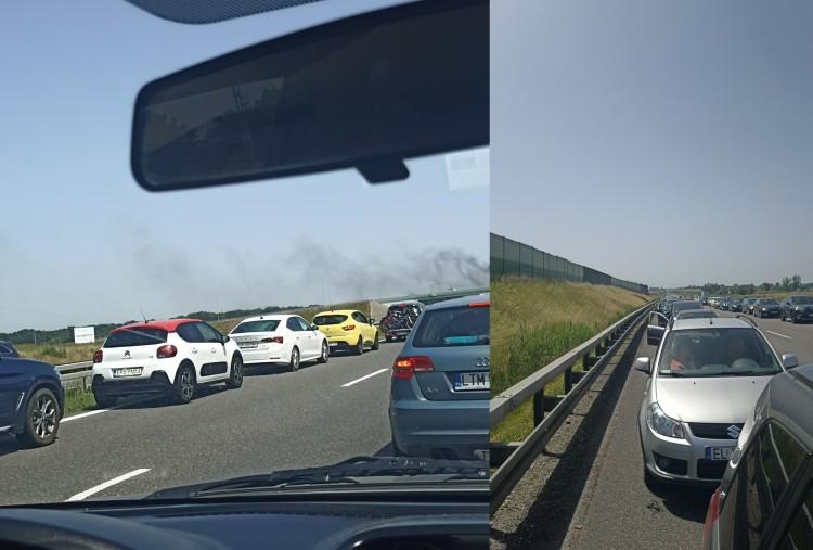 Pożar busa na drodze S8 koło Sycowa. Kierowcy ustawili korytarz życia [ZDJĘCIA]