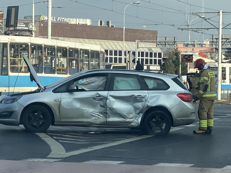 Wrocław: Wypadek koło FAT-u. Kierowca opla przejechał na czerwonym świetle